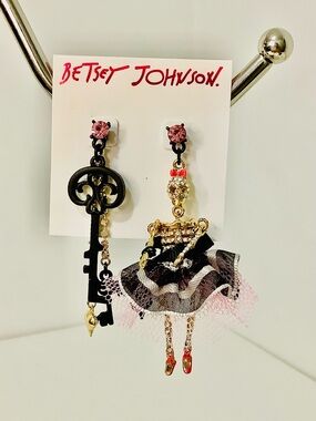 RARE ..Betsey Johnson Prisoner Of Love 💕 Skull  Mismatched  Drop Earrings